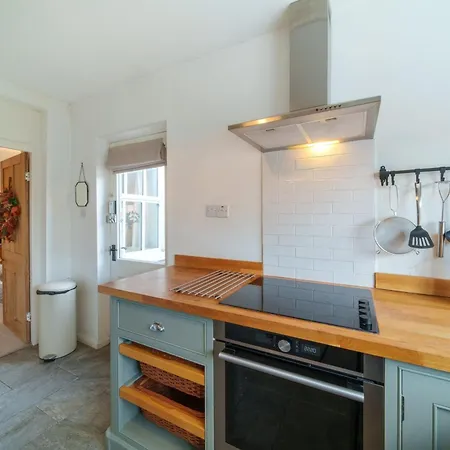 בית נופש Meadow View - Cosy Townhouse With Patio Garden & Parking *