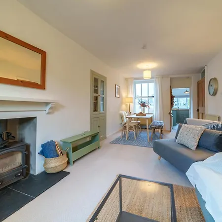Meadow View - Cosy Townhouse With Patio Garden & Parking